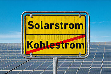 Symbolisches Ortsschild Solarstrom Kohlestrom