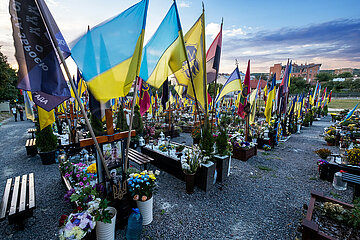 Ukraine  Lwiw - Das Marsfeld  Ehrenfriedhof der gefallenen Lwiwer Soldaten im Ukrainekrieg