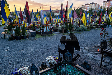 Ukraine  Lwiw - Das Marsfeld  Ehrenfriedhof der gefallenen Lwiwer Soldaten im Ukrainekrieg