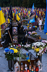 Ukraine  Lwiw - Das Marsfeld  Ehrenfriedhof der gefallenen Lwiwer Soldaten im Ukrainekrieg