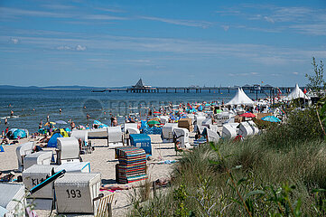 Heringsdorf  Usedom  Urlauber und Strandkoerbe am Ostseestrand im Kaiserbad Heringsdorf mit Seebruecke