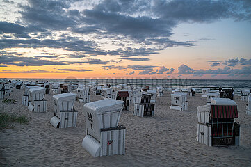 Heringsdorf  Usedom  Abendstimmung am Sandstrand mit Strandkoerben im Seebad Heringsdorf