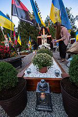 Ukraine  Lwiw - Witwe am Grab ihres Manns auf dem Marsfeld  Ehrenfriedhof der gefallenen Lwiwer Soldaten im Ukrainekrieg