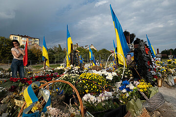 Ukraine  Lwiw - Witwe trauert am Grab ihres Manns auf dem Marsfeld  Ehrenfriedhof der gefallenen Lwiwer Soldaten im Ukrainekrieg