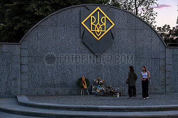 Ukraine  Lwiw - Wappen der ukrainischen Armee auf dem Marsfeld  Ehrenfriedhof der gefallenen Lwiwer Soldaten im Ukrainekrieg