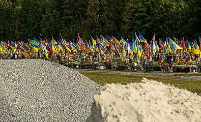 Ukraine  Lwiw - Das Marsfeld  Ehrenfriedhof der gefallenen Lwiwer Soldaten im Ukrainekrieg: Kies  Sand und Platz fuer mehr Graeber