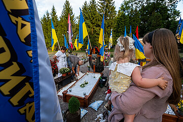 Ukraine  Lwiw - Witwe mit ihren Eltern und Tochter am Grab ihres Manns auf dem Marsfeld  Ehrenfriedhof der gefallenen Lwiwer Soldaten im Ukrainekrieg