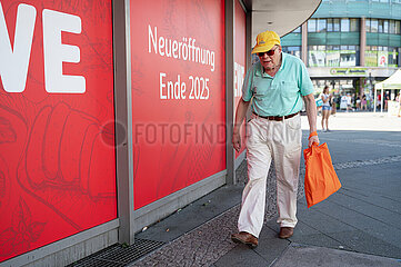 Berlin  Deutschland  Fussgaenger an der Ecke Kantstrasse und Wilmersdorfer Strasse in Charlottenburg