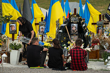 Ukraine  Lwiw - Das Marsfeld  Ehrenfriedhof der gefallenen Lwiwer Soldaten im Ukrainekrieg