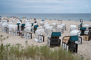 Ahlbeck  Usedom  Urlauber und Strandkoerbe am Ostseestrand im Kaiserbad Ahlbeck