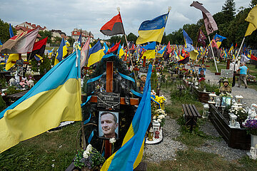 Ukraine  Lwiw - Das Marsfeld  Ehrenfriedhof der gefallenen Lwiwer Soldaten im Ukrainekrieg