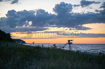 Heringsdorf  Usedom  Abendstimmung waehrend Sonnenuntergang mit Tuermen der Badeaufsicht am Strand im Seebad Heringsdorf