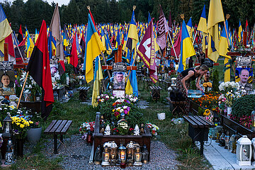 Ukraine  Lwiw - Das Marsfeld  Ehrenfriedhof der gefallenen Lwiwer Soldaten im Ukrainekrieg