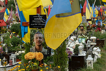 Ukraine  Lwiw - Das Marsfeld  Ehrenfriedhof der gefallenen Lwiwer Soldaten im Ukrainekrieg