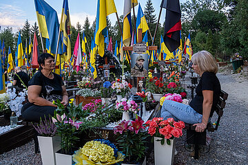 Ukraine  Lwiw - Mutter und Witwe am Grab eines Soldaten auf dem Marsfeld  Ehrenfriedhof der gefallenen Lwiwer Soldaten im Ukrainekrieg