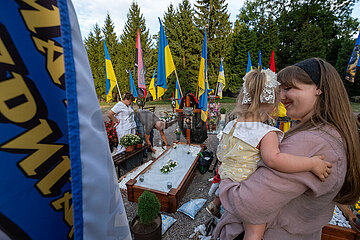 Ukraine  Lwiw - Witwe mit ihren Eltern und Tochter am Grab ihres Manns auf dem Marsfeld  Ehrenfriedhof der gefallenen Lwiwer Soldaten im Ukrainekrieg