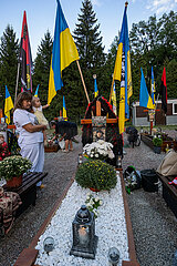 Ukraine  Lwiw - Grossmutter mit Enklin am Grab ihres Schwiegersohns auf dem Marsfeld  Ehrenfriedhof der gefallenen Lwiwer Soldaten im Ukrainekrieg