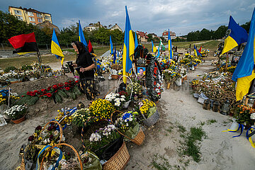 Ukraine  Lwiw - Das Marsfeld  Ehrenfriedhof der gefallenen Lwiwer Soldaten im Ukrainekrieg