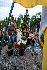 Ukraine  Lwiw - Witwe mit ihren Eltern und Tochter am Grab ihres Manns auf dem Marsfeld  Ehrenfriedhof der gefallenen Lwiwer Soldaten im Ukrainekrieg