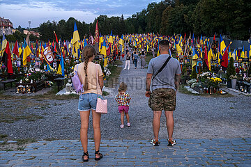 Ukraine  Lwiw - Das Marsfeld  Ehrenfriedhof der gefallenen Lwiwer Soldaten im Ukrainekrieg