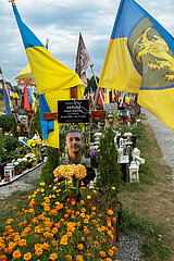 Ukraine  Lwiw - Das Marsfeld  Ehrenfriedhof der gefallenen Lwiwer Soldaten im Ukrainekrieg