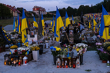 Ukraine  Lwiw - Das Marsfeld  Ehrenfriedhof der gefallenen Lwiwer Soldaten im Ukrainekrieg