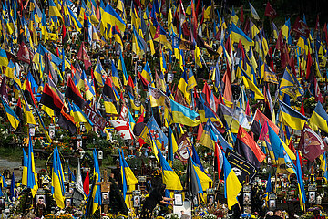 Ukraine  Lwiw - Das Marsfeld  Ehrenfriedhof der gefallenen Lwiwer Soldaten im Ukrainekrieg