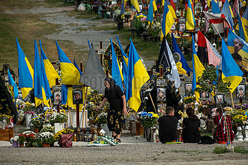 Ukraine  Lwiw - Das Marsfeld  Ehrenfriedhof der gefallenen Lwiwer Soldaten im Ukrainekrieg