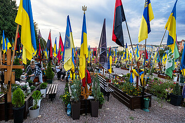 Ukraine  Lwiw - Das Marsfeld  Ehrenfriedhof der gefallenen Lwiwer Soldaten im Ukrainekrieg