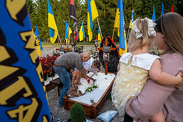 Ukraine  Lwiw - Witwe mit ihren Eltern und Tochter am Grab ihres Manns auf dem Marsfeld  Ehrenfriedhof der gefallenen Lwiwer Soldaten im Ukrainekrieg