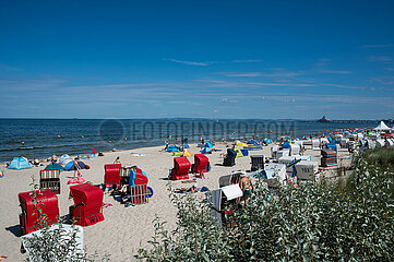 Heringsdorf  Usedom  Urlauber und Strandkoerbe am Ostseestrand im Kaiserbad Heringsdorf