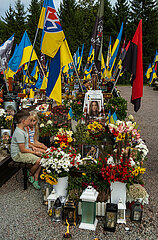 Ukraine  Lwiw - Kinder an dem Grab einer Soldatin auf dem Marsfeld Ehrenfriedhof der gefallenen Lwiwer Soldaten im Ukrainekrieg