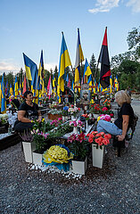 Ukraine  Lwiw - Mutter und Witwe am Grab eines Soldaten auf dem Marsfeld  Ehrenfriedhof der gefallenen Lwiwer Soldaten im Ukrainekrieg