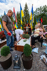 Ukraine  Lwiw - Witwe mit ihren Eltern und Tochter am Grab ihres Manns auf dem Marsfeld  Ehrenfriedhof der gefallenen Lwiwer Soldaten im Ukrainekrieg