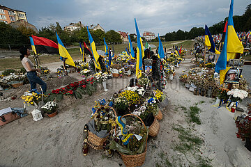 Ukraine  Lwiw - Witwe trauert am Grab ihres Manns auf dem Marsfeld  Ehrenfriedhof der gefallenen Lwiwer Soldaten im Ukrainekrieg