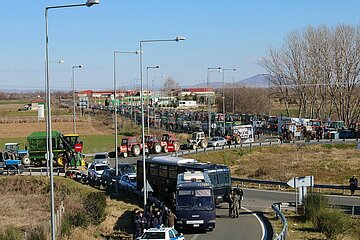 Greece: Greek Farmers close E65 road.