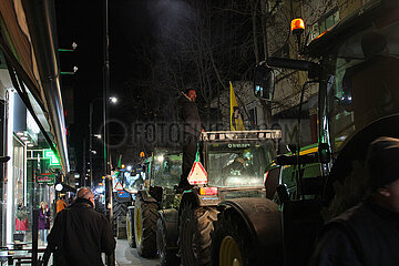 Greece: Farmers close E65 road and drive their tractors into Karditsa city in protest