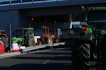 Greece: Greek Farmers close E65 road.