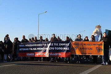 Greece: Farmers close E65 road and drive their tractors into Karditsa city in protest