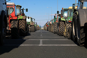 Greece: Greek Farmers close E65 road.