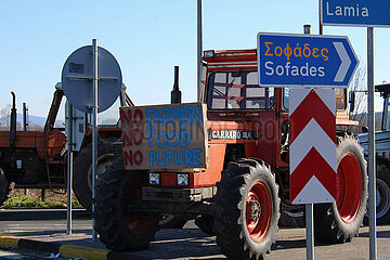 Greece: Greek Farmers close E65 road.