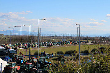 Greece: Greek Farmers close E65 road.