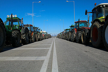 Greece: Greek Farmers close E65 road.