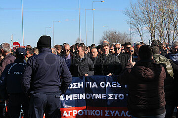 Greece: Greek Farmers close E65 road.