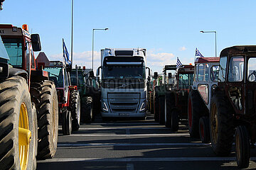 Greece: Farmers close E65 road and drive their tractors into Karditsa city in protest