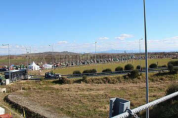 Greece: Greek Farmers close E65 road.