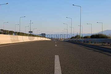 Greece: Farmers close E65 road and drive their tractors into Karditsa city in protest