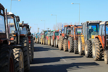 Greece: Farmers close E65 road and drive their tractors into Karditsa city in protest