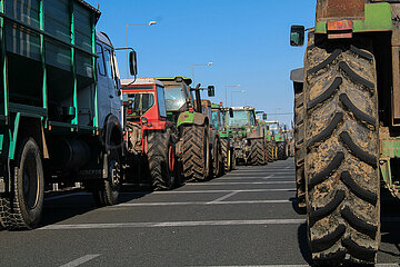 Greece: Greek Farmers close E65 road.