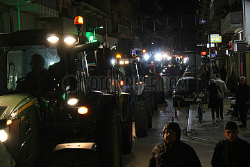 Greece: Farmers close E65 road and drive their tractors into Karditsa city in protest